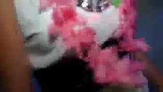 يصاب فاتنة اليورو قرنية بأصابع الهرات في غرفة المعيشة، بينما الركوع وامتصاص ديكس
