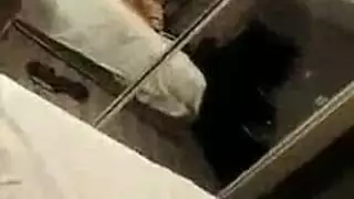 طالبة مثيرة تمتص نفسها جافة لأصدقائها