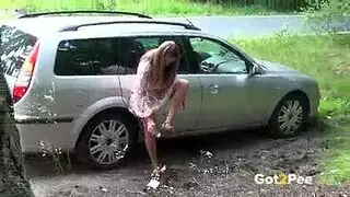 حبيبها يركن السيارة و المزة الساخنة تكشف كسها المنتوف تتبول في الطريق العام