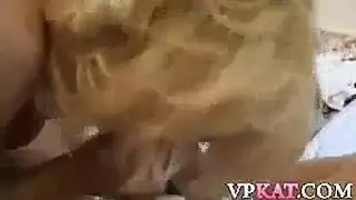 اثنين من المراهقين القذرة الذهن يحصلون على الهرات الضيقة امتدت وأصابع الاتهام، في غرفة النوم