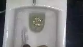 أقرن ناضجة التبول على القميص.