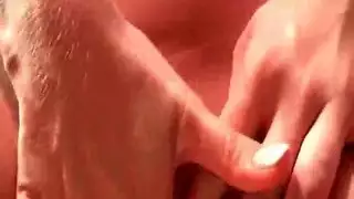 شقراء عارية في شبكة صيد السمك وجوارب طويلة سوداء