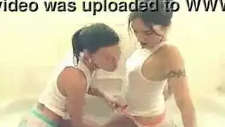 تشيري سي هو الحصول على جرعةها اليومية من اللعنة جيدة، في حين أن صديقها يراقب.