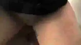 شقراء قرنية في الكعب العالي الأزرق تلعب مع حلمته الضخمة أثناء الحصول على ديك كبيرة