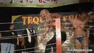 الفتيات الحزب يرقصان ويواجه أشياء مثيرة للاهتمام مع المتعريات، بينما لا أحد يراقب.