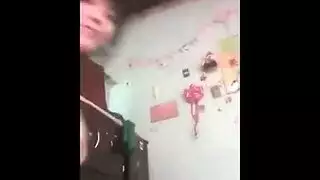 يلعب فاتات عارية مع حلماتهم بينما يمارسون الجنس السادسي طوال اليوم.