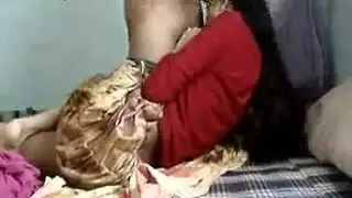 الأم تهب الديك لشخص أصغر سنا يراهن على بعض المال في بيك اب.