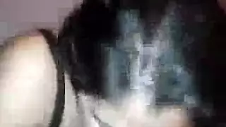ذهبت امرأة سمراء مفلس ورجل وسيم إلى غرفتها في الفندق لممارسة الجنس طوال اليوم