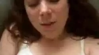 السيدات الناضجة الزرقاء هي الحصول على جرعاتها اليومية من اللعنة، من قبل رجل قرنية.