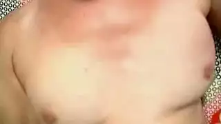 فرخ صغير ذو عيون زرقاء ، يئن سيرا من المتعة بينما يقوم صديقها بحفر شقها