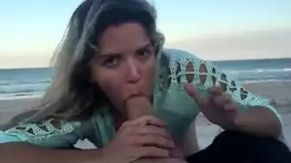 كس جنس على الشاطئ مع الكرات الأولى وتمتص ديك الخاص بك