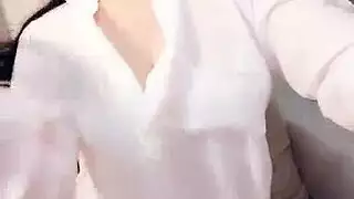 سقطت فتاة لطيف لسائق سيارة أجرة تعرف كيفية تلبية مختلف الفتيات في الحزب