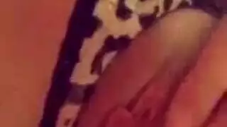 فرسة جزائرية تتعرى أمام الكاميرات تمارس سكس واتساب و تلعب في كسها الأحمر فرسة جزائرية تتعرى أمام الكاميرات تمارس سكس واتساب و تلعب في كسها الأحمر