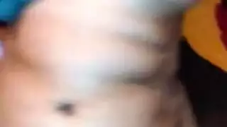 عاهرة جميلة تضغط برفق على صدرها ، بينما لا يوجد أي شخص آخر في المنزل لرؤيتها