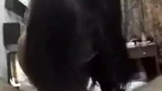زوج شاب قرنية وابنته المفضلة لديهم سخيف مثل مجنون في غرفة المعيشة له. زوج شاب قرنية وابنته المفضلة لديهم سخيف مثل مجنون في غرفة المعيشة له.