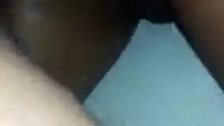 يركب مراهقون نحيف مع عيون زرقاء ديك والاستماع إلى زميلها في الغرفة مع كومينغ.