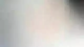 يعمل في سن المراهقة الروسية من أجل رجل من حيها وغالبا ما يعطيه المص.