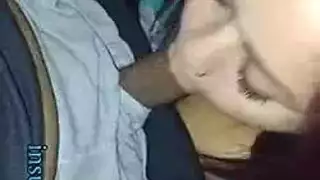 فتاة هواة جميلة تمسك ساقيها وترفعان عالياً في الهواء ، بينما تضاجع صديقها