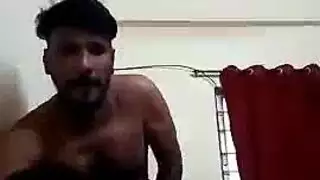 الرجال مثلي الجنس قرنية في حمام السباحة.