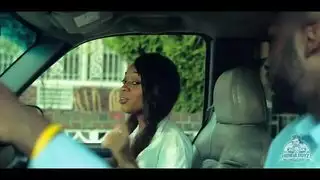 أنا أمارس الجنس مع فتاة على الأريكة