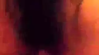بعد اللعنة الجيدة ، تقوم فتاة روسو قرنية بركوب ديك رجلها ، بينما على الأريكة.