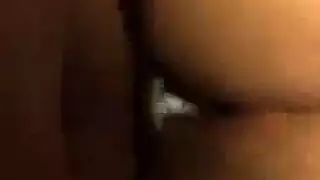 الرجل الأسود والفرخ الأبيض مع الثدي الكبيرة على وشك اللعنة على روب هناك.