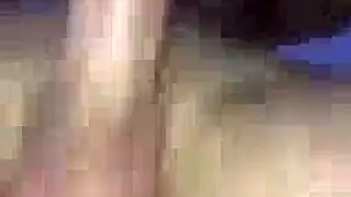 سيدة عارية ذات شعر أحمر تنتشر ساقيها أمام رجلها وتجلب بوسها الكثيف.