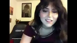 امرأة سمراء ترانزيستور مشمع أثناء ركوب الديك.