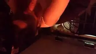 امرأة سمراء معصوبة العينين في اللباس الضيق لا يمكن أن تبتلع لأن صديقها يضارع أدمغته.