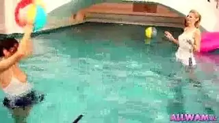 اثنين من فاتنة الرطب ومثير مص الديك.