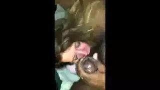 فتاة أيرلندية رائعة ترتدي فستانًا أحمر مثيرًا بينما تضاجع شريكها المحظوظ أثناء الثلاثي فتاة أيرلندية رائعة ترتدي فستانًا أحمر مثيرًا بينما تضاجع شريكها المحظوظ أثناء الثلاثي