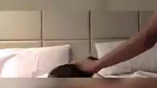 مراهقه كيوته اوى تدخل الحمام وتقلع ملط وتتصور وهيا لتلعب فى كسها وبزاز