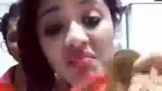 امرأة مذهلة ترتدي قميصا أسود بينما زوجها سخيف مع دسار كبير.