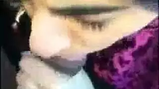 فتاة جميلة في سراويل النيون يحصل بوسها يمسح.