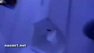 تضع سيدة زجاجة عصير في سنورها في مكان عام في القطار