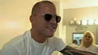 فتاتان بالإصبع وفرك كس بعضهم البعض، بينما يراقبهم المزيد من الرجال في العمل.
