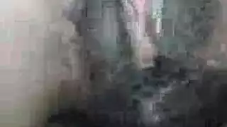 تستمتع رايلي رييس ، وهي فتاة عارية من السدود ، على الشاطئ بعد تسميرها
