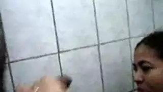 استيقظت خادمة الجمال في شقة صاحب العمل، مع طلب محدد لامتصاص الديك الكبير.