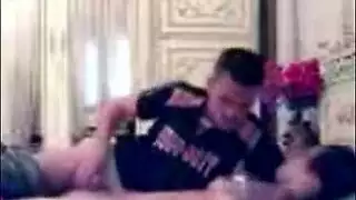 تلميذة عربية تقبّل أمام صديقها الأسود ، يمسكها لكنها تتعامل مع وشاح الحرير.