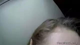 مبتدئ قرنية الملاعين صديقتها أمام سرير زجاجي