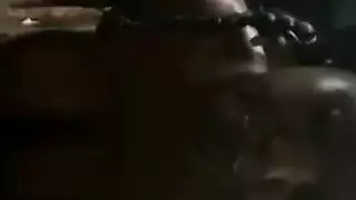 أبقار الأبنوس في الحمام وتلعب مع نفسها ، ثم تحصل على ديك ...