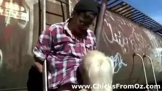 المغنيات الاسترالية البرية مص الديوك والحصول على مارس الجنس من الصعب في غرفة خلع الملابس