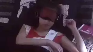 فاتنة الآسيوية اللطيفة لا يسعها إلا أن تصبح عارية لصديقها الذي يمارس الجنس معها