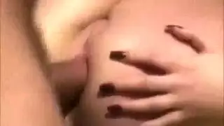 فتاة زهرة ثمينة مع هيئة لطيفة النزول من رجل من ذوي الخبرة