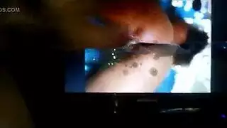 رجل قرنية، أسود هو امرأة سمراء طازجة، في حين أن صديقها ليس في المنزل.