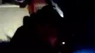 امرأة سمراء الساخنة دانييل إغراء رجل أصغر سنا وأظهر له كس رطب، على الأرض.