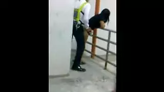 السيد مومس يجري انسحابها من قبل الخصم. ضربة على الردف هذا الخنزير على الوجه!