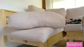 انه يدفع قضيبه الكبير عميقا جدا في بوسها مع لعق