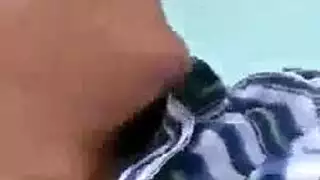 صغيرتي تلميذة مص على فصولها