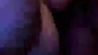 تحب الديك الأسود الكبير بين ساقيها